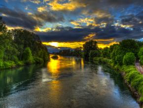 沿着威拉米特河边的自行车小径欣赏两岸风光 沿着威拉米特河边的自行车小径欣赏两岸风光