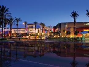 安纳海姆花园走廊边的餐饮、购物和娱乐场所 安纳海姆花园走廊边的餐饮、购物和娱乐场所