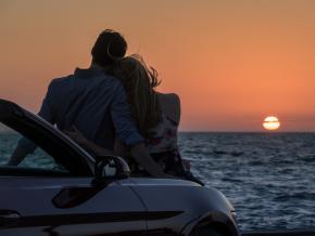 Una pareja cenando con vistas panorámicas desde The Canopy, en el Birchwood, situado en el centro de St. Petersburg, Florida Una pareja cenando con vistas panorámicas desde The Canopy, en el Birchwood, situado en el centro de St. Petersburg, Florida