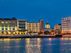 市中心滨水区闪烁的灯光