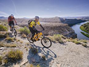 在壮美的河流与山地风光之间体验山地骑行 在壮美的河流与山地风光之间体验山地骑行