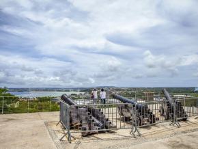 Vista de la ciudad y la bahía desde Fort Santa Agueda, en Apugan Hill Vista de la ciudad y la bahía desde Fort Santa Agueda, en Apugan Hill