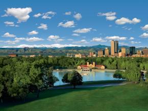 晴朗日子里的丹佛天际线