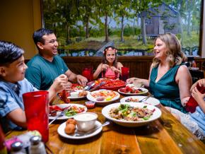 一家人共享路易斯安那州莱克查尔斯的本地鲜虾和小龙虾 一家人共享路易斯安那州莱克查尔斯的本地鲜虾和小龙虾