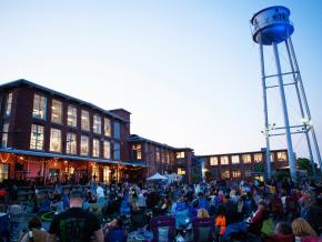 在 Lowe Mill ARTS & Entertainment 艺术馆享受现场音乐表演和节日气氛