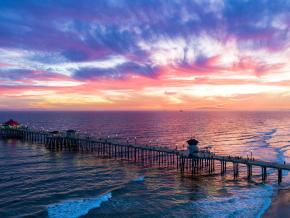 The city's landmark pier jutting into the Pacific Ocean in Huntington Beach, California The city's landmark pier jutting into the Pacific Ocean in Huntington Beach, California