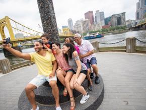 一家人在北岸社区自拍留念