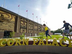 在南达科他州米切尔镇玉米宫殿外摆姿势拍照留念