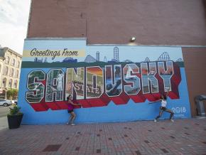 俄亥俄州公路之旅途中在桑达斯基城与公共艺术品合影 俄亥俄州公路之旅途中在桑达斯基城与公共艺术品合影