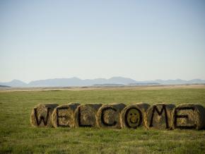 蒙大拿州中部尤蒂卡市的干草捆艺术作品欢迎着游客的到来