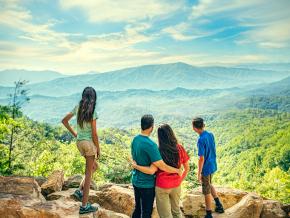一家人在大烟山的观景台欣赏迷人风光