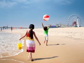 孩子们沿着海岸线玩耍 孩子们沿着海岸线玩耍