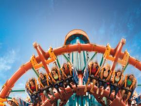 坦帕湾布希花园惊险刺激的“愤怒的猎鹰”跳楼机体验