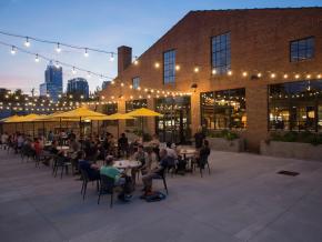 在 Transfer Co. Food Hall 餐厅享受露天用餐之乐，一览迷人天际线