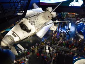 肯尼迪航天中心展出的亚特兰蒂斯号航天飞船 肯尼迪航天中心展出的亚特兰蒂斯号航天飞船