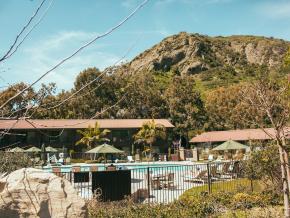 在拉古纳海滩牧场度假村泳池欣赏到的峡谷风光