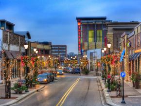 集购物、餐饮和娱乐于一体的街区西区的闪烁灯光 集购物、餐饮和娱乐于一体的街区西区的闪烁灯光