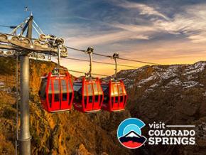 落日余晖下在皇家峡谷滑行的贡多拉船