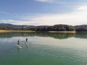 在俄勒冈州希尔斯伯勒的 Henry Hagg Lake 湖上泛舟 在俄勒冈州希尔斯伯勒的 Henry Hagg Lake 湖上泛舟