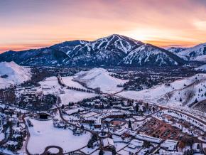 太阳谷冬日景象鸟瞰图