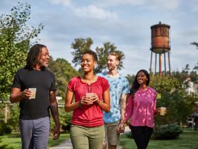 在肯塔基州法兰克福的 Castle & Key 酿酒厂内享用精酿饮品 在肯塔基州法兰克福的 Castle & Key 酿酒厂内享用精酿饮品