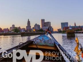 穿行于罗德岛州普罗维登斯的平底船