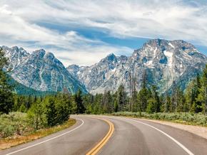 Eine Panoramastraße im Grand Teton-Nationalpark, Wyoming Eine Panoramastraße im Grand Teton-Nationalpark, Wyoming