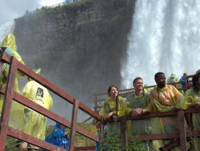 瀑布上空的壮观表演