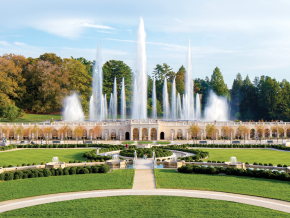 宾夕法尼亚州肯尼特广场上 19 世纪庄园长木花园里的喷泉