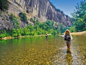 在阿肯色州布法罗国家河道上飞钓