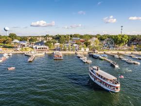 从阿诺德斯公园游乐园俯瞰欧克博奇湖，这里是水上娱乐的天堂