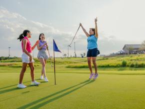 在 Omni PGA Frisco Resort & Spa 度假村和水疗中心与朋友打高尔夫球 在 Omni PGA Frisco Resort & Spa 度假村和水疗中心与朋友打高尔夫球