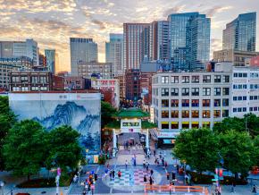 马萨诸塞州波士顿，中国城公园上空的夕阳美景