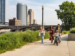 徜徉于大急流城市中心的河滨步道