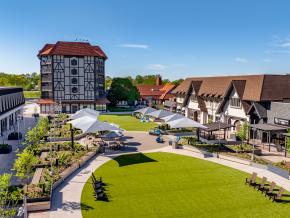 娱乐街区西港广场绿意盎然的庭院