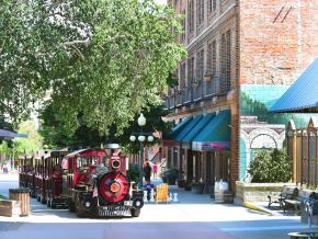 乘坐“Last Chance”号观光火车游览热门景点