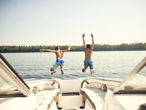 在缅因州贝尔格莱德 (Belgrade) 附近划船,尽享水上乐趣 在缅因州贝尔格莱德 (Belgrade) 附近划船,尽享水上乐趣