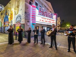 墨西哥街头乐队在加利福尼亚州圣安娜的 Yost 剧院外进行现场音乐表演 墨西哥街头乐队在加利福尼亚州圣安娜的 Yost 剧院外进行现场音乐表演