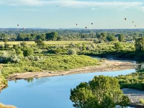 在一年一度的里弗顿会合点热气球大会上,热气球在风河上空徐徐升起 在一年一度的里弗顿会合点热气球大会上,热气球在风河上空徐徐升起
