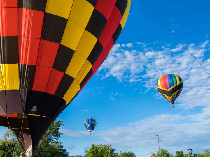 Les participants colorés du rassemblement de montgolfières Cortez Hot Air Balloon Rally