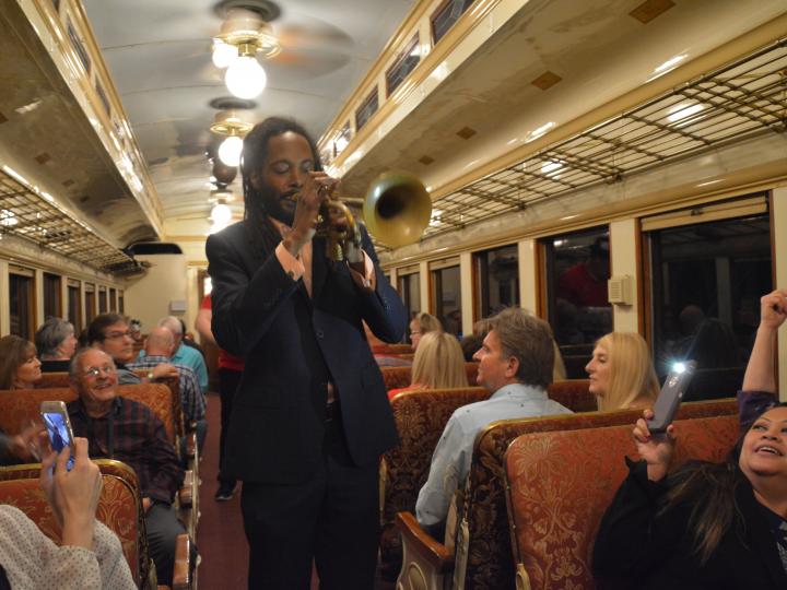 一位艺人在德克萨斯州格雷普韦恩的 Jazz Wine Train 活动上演奏现场音乐 一位艺人在德克萨斯州格雷普韦恩的 Jazz Wine Train 活动上演奏现场音乐