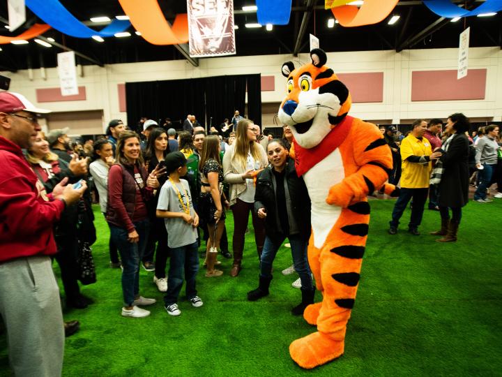 Das Maskottchen Tony the Tiger mit seinen Fans beim Sun Bowl-Fest in El Paso, Texas