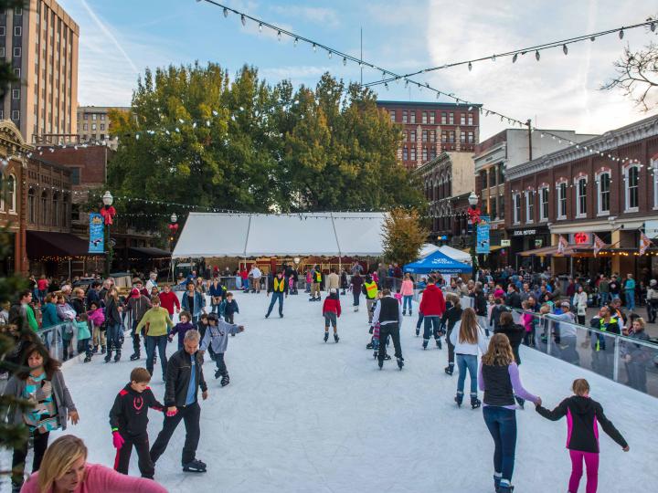 Patinando sobre hielo en Market Square en el centro de Knoxville, Tennessee, como parte de las celebraciones de Navidad de la ciudad
