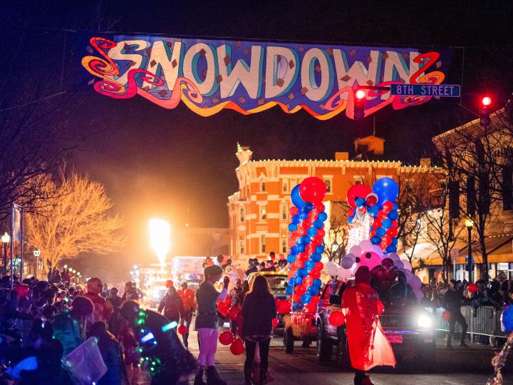 Desfile nocturno durante Snowdown, la celebración de invierno de Durango, Colorado