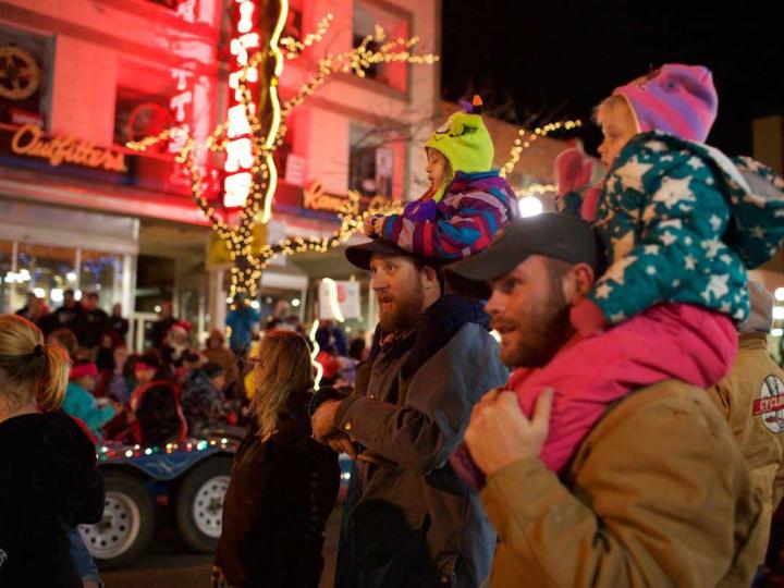 A Downtown Christmas Parade em Casper, Wyoming é uma atração para todas as idades