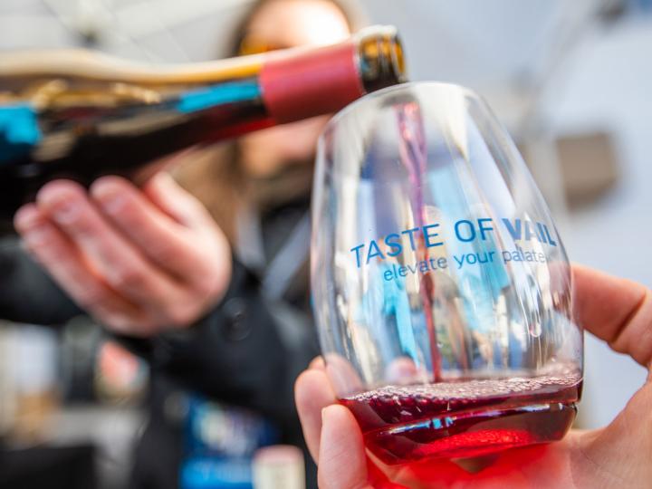 Degustación de vino en el evento Taste of Vail en Vail, Colorado