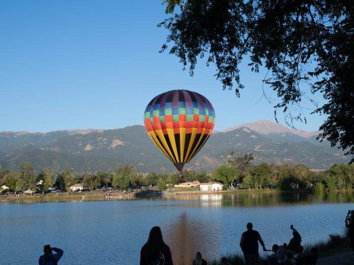 Balões de ar quente ganhando os ares durante o Colorado Springs Labor Day Lift Off