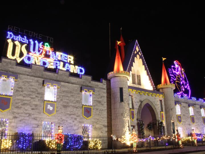 Der festlich beleuchtete Eingang zum Dutch Wonderland