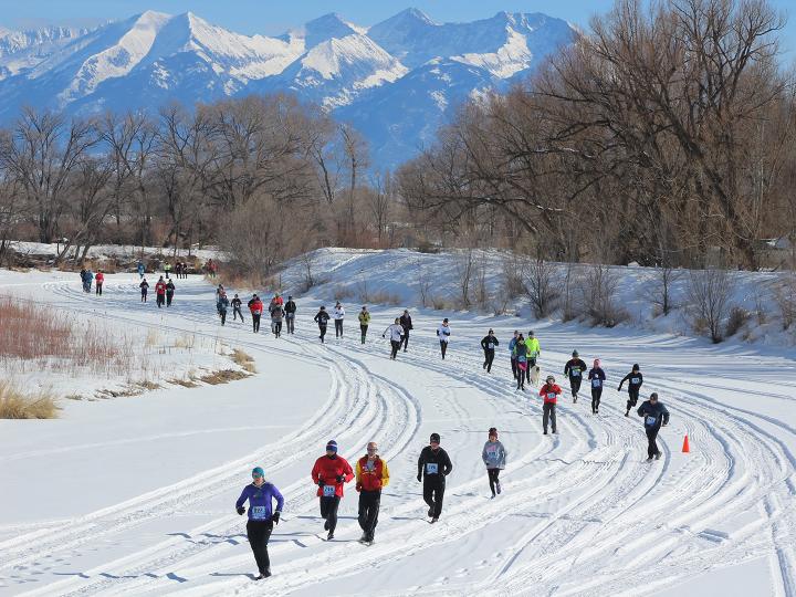 Corredores compiten en el Rio Frio Ice Fest en Alamosa, Colorado