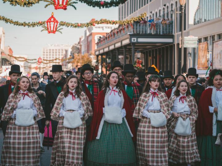 Artistas disfrazados durante el evento anual Dickens on The Strand en Galveston, Texas
